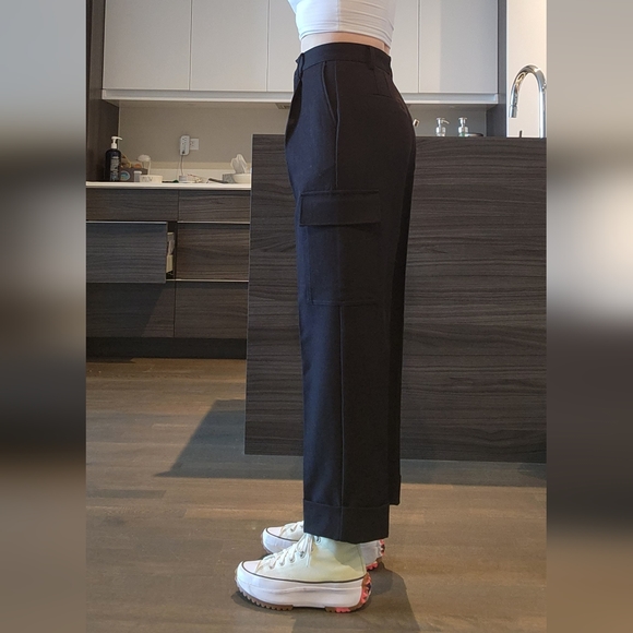 NEW High-rise trouser with cargo pockets - Picture 3 of 11